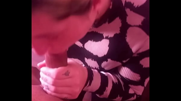 Que rica chúpala que le doy me encanta babosiarla toda y que le de toda la leche en la boca