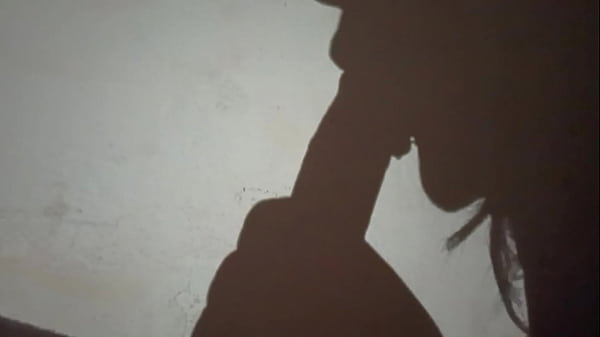 Deliciosa mamada en la oscuridad colombiana puta con garganta profunda