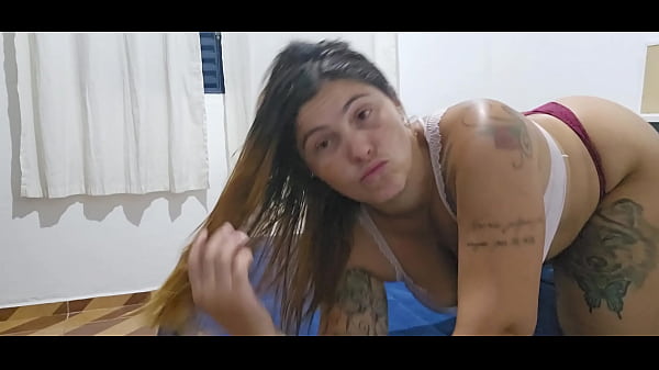 O corno não liga que a esposa de a Buceta pro bairro inteiro desde que ela chupe gostoso o pau dele também