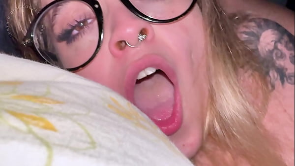 loira estudante faz garganta profunda bem babada olhando nos olhos