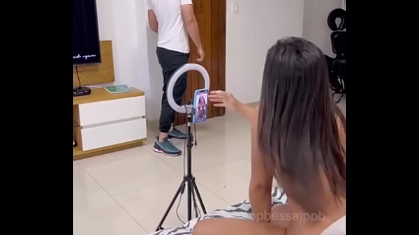 Meu namorado gosta de me ver fudendo o amigo dele